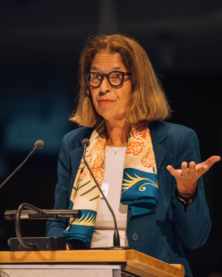 Prof. Dr. Beatrice Beck-Schimmer, Direktorin des UMZH, bei der Verkündung der Auszeichnungen der Walter und Gertrud Siegenthaler Stiftung.